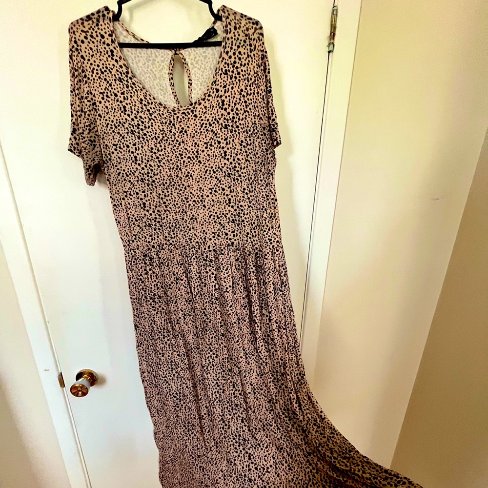 Vintage pink summer dress with black leopard print. 🌸🐆